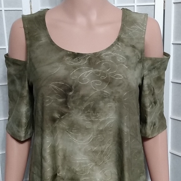 🎃 ALYX green cold shoulder blouse w/ lightly textured floral pattern - Picture 2 of 12